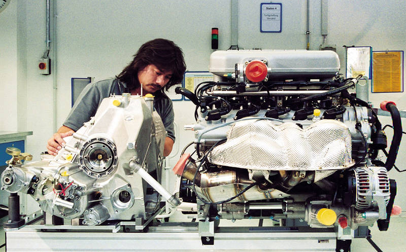 Illustration for article titled The Convoluted History Of Why The Carrera GT Sounds Like An F1 Car